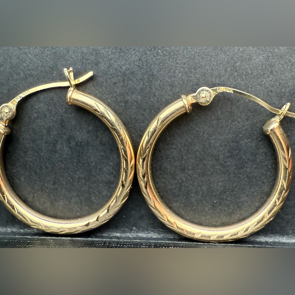Kay- Hoop Earrings 14K Yellow Gold 20mm. Watch the VIDEO! - Picture 5 of 6